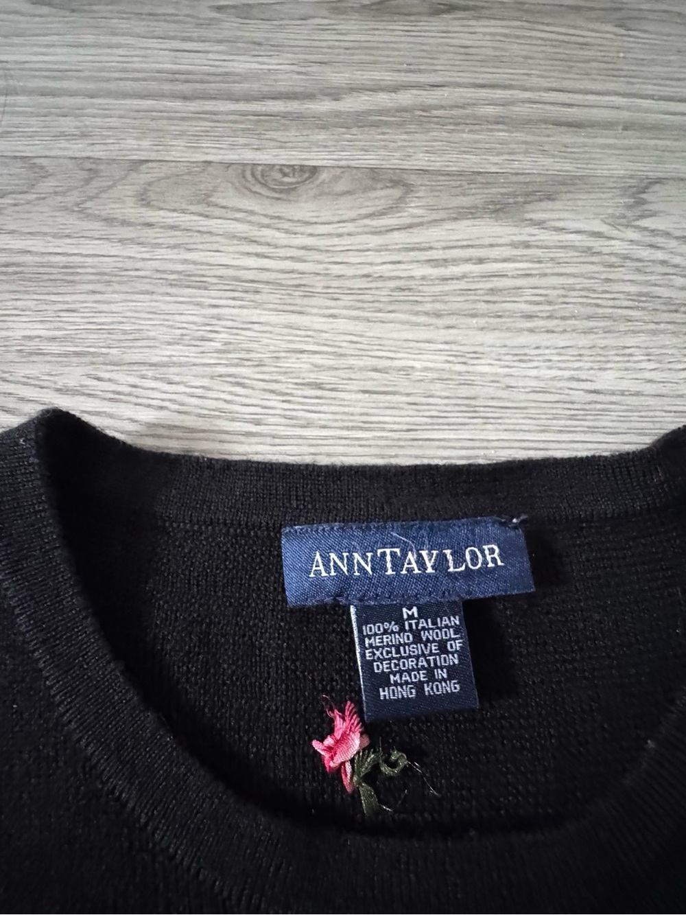 Ann Taylor Merino Wool Sweater Vest M Black Pink Floral Embroidered Vintage - Picture 7 of 7